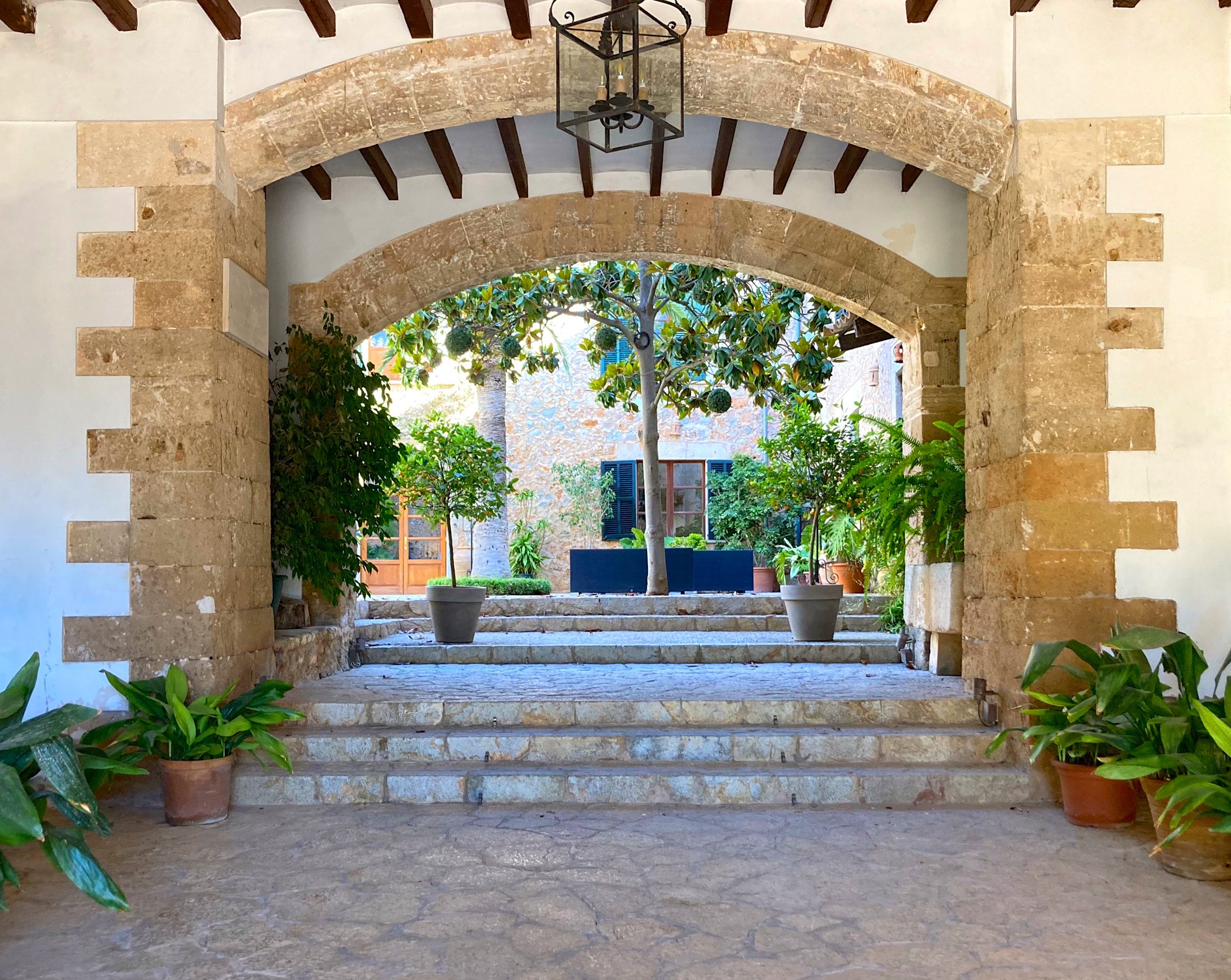 Steinbögen öffnen sich zum Innenhof eines historischen mallorquinischen Hauses