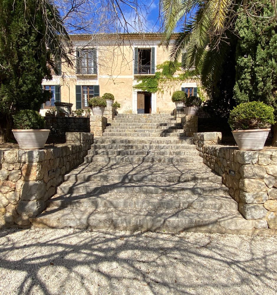 Steintreppe zu einem historischen Herrenhaus auf Mallorca