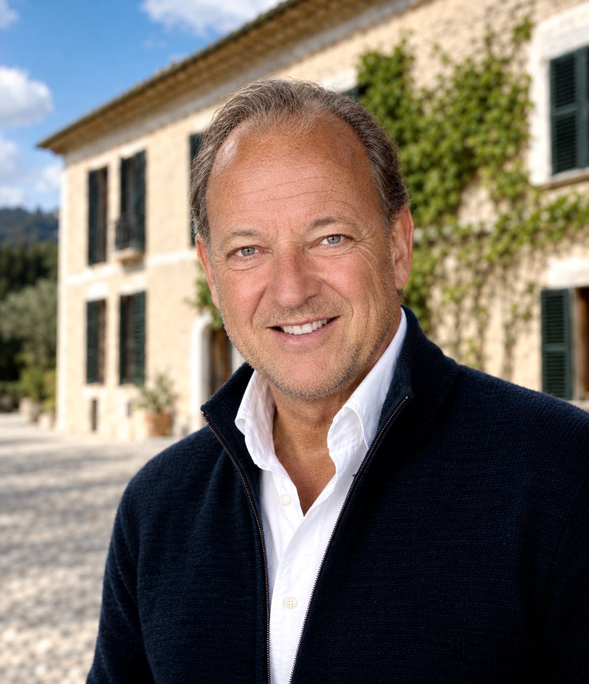 Rolf Herbert Zscharnack vor einem mallorquinischen Landhaus aus Naturstein